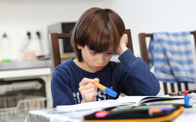 Kopfschmerz, Lesefrust, Zeilenverlust: Warnsignale in der Grundschule