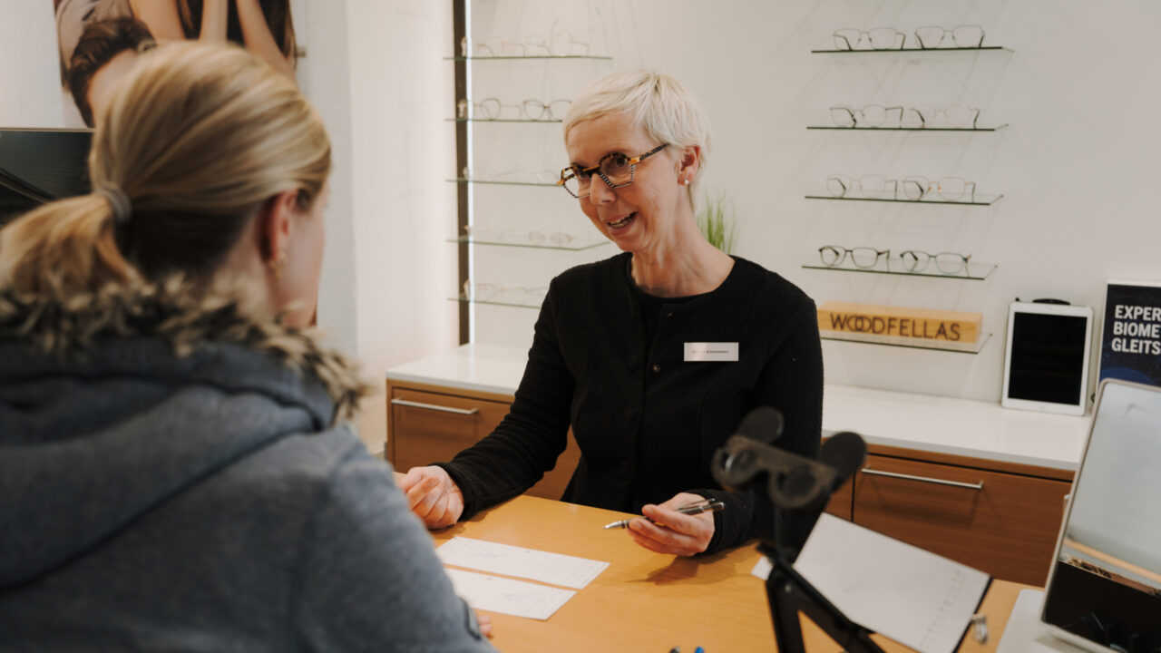 optik hecht ihr optiker in isny im allgaeu beratung kundensituation 14 optik hecht ihr optiker in isny im allgaeu beratung kundensituation 14