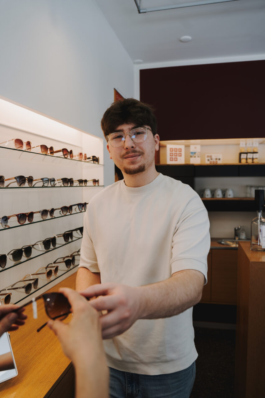 optik hecht ihr optiker in isny im allgaeu beratung kundensituation 23 optik hecht ihr optiker in isny im allgaeu beratung kundensituation 23